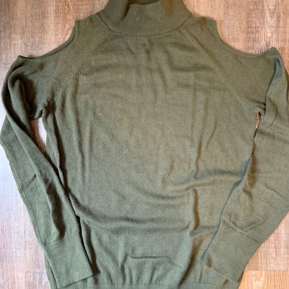 Cold shoulder mock neck sweater - Picture 2 of 6